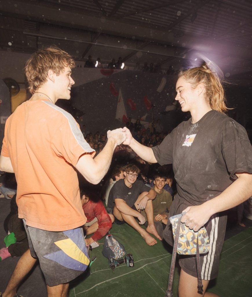 Teilnehmende bouldern beim Bouldermasta 2025 in der Boulderkitchen Freiburg vor jubelndem Publikum.