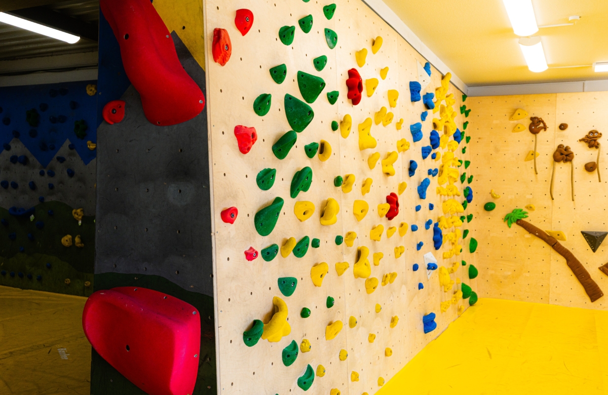 Bouldern als Kindergeburtstag in der Boulderkitchen Freiburg. Spaß für Kids und Erwachsene
