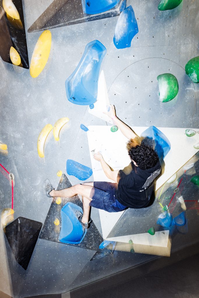 Athlet beim Bouldern in der Boulderkitchen Freiburg während des DAV Jugendcups an einer modernen Wettkampfroute
