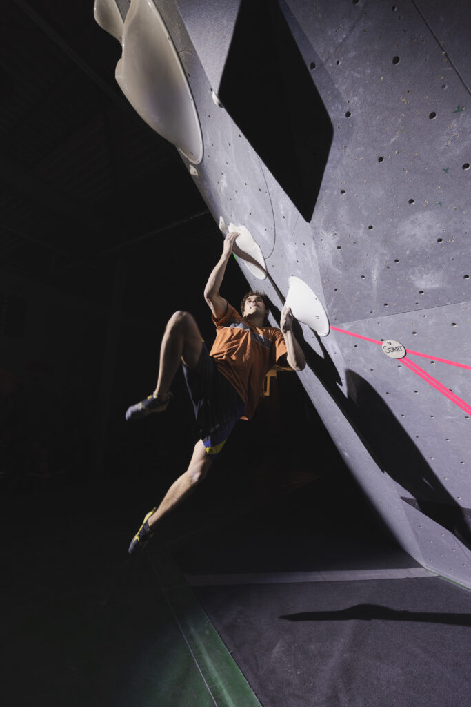 Bouldermasta in der Boulderkitchen Freiburg – Boulderer an steiler Boulderwand